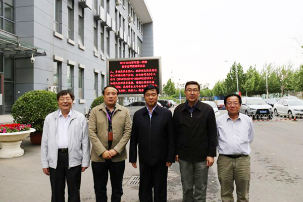 孙进院长与天津职业大征途国际pg长刘斌（左二）、原校长董刚（右二）等校领导合影