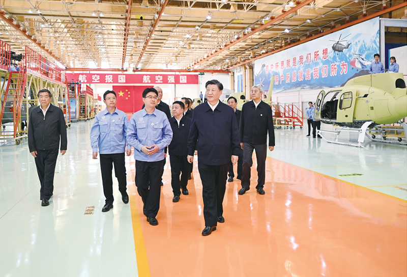 2023年10月10日至13日，中共中央总书记、国家主席、中央军委主席习近平在江西考察。这是11日上午，习近平在景德镇市昌河飞机工业（集团）有限公司考察。 新华社记者 燕雁/摄