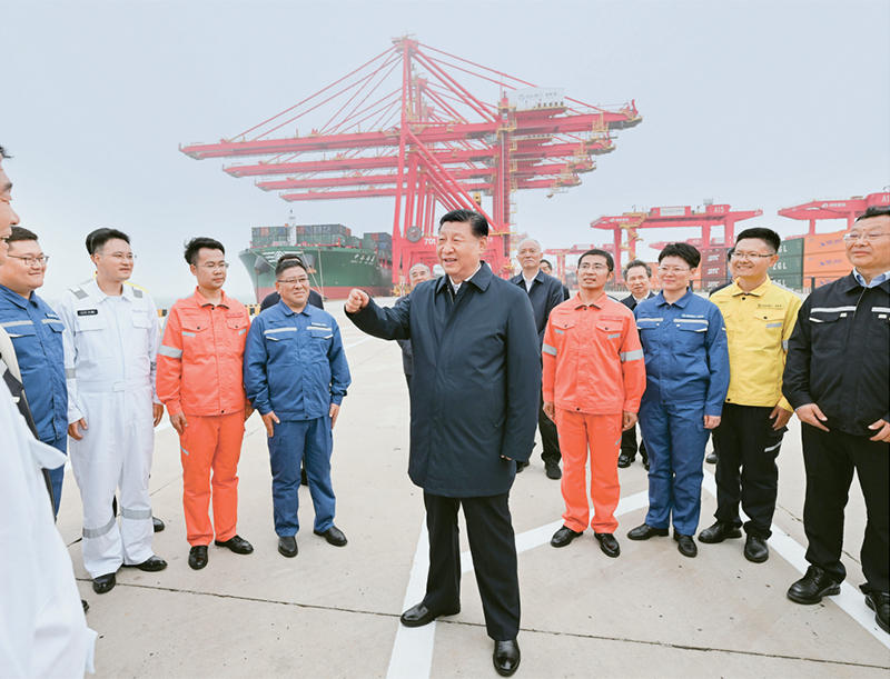 2024年5月22日至24日，中共中央总书记、国家主席、中央军委主席习近平在山东考察。这是22日下午，习近平在日照港亲切慰问港口科技工作者、运营人员、航运人员。 新华社记者 谢环驰/摄