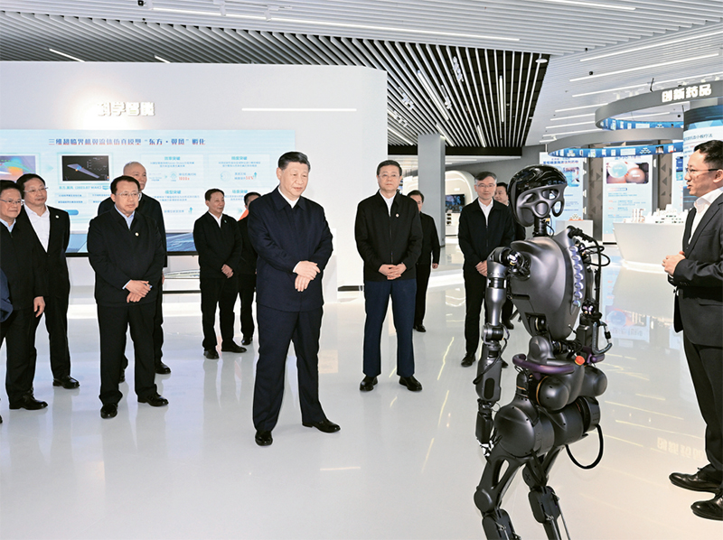 2023年11月28日至12月2日，中共中央总书记、国家主席、中央军委主席习近平在上海考察。这是11月28日下午，习近平在浦东新区张江科学城参观上海科技创新成果展。 新华社记者 谢环驰/摄