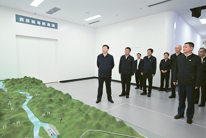 2023年12月14日至15日，中共中央总书记、国家主席、中央军委主席习近平在广西考察。这是14日上午，习近平在南宁市考察中国—东盟信息港股份有限公司，结合平陆运河沙盘听取西部陆海新通道骨干工程建设汇报。 新华社记者 谢环驰/摄